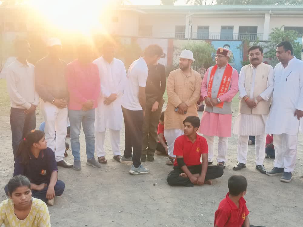 Group photo with schoolchildren at an outdoor programme